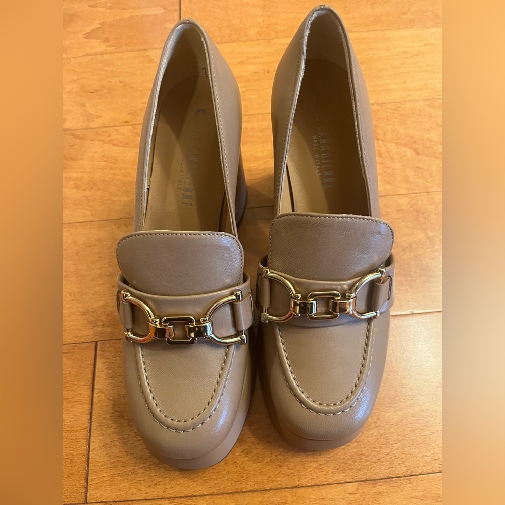La Canadien “Aspen” beige platform loafers with gold buckle new in box